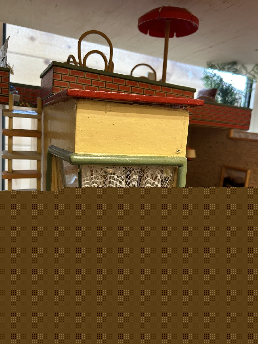 Blumenfenster mit Treppe zur Terrasse