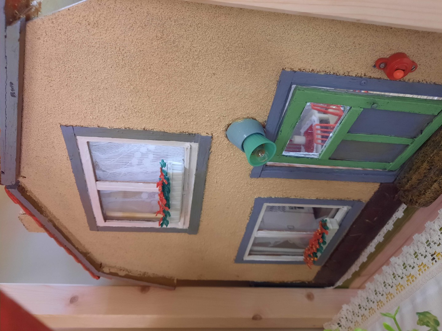 linke Fassade mit Eingangstüre