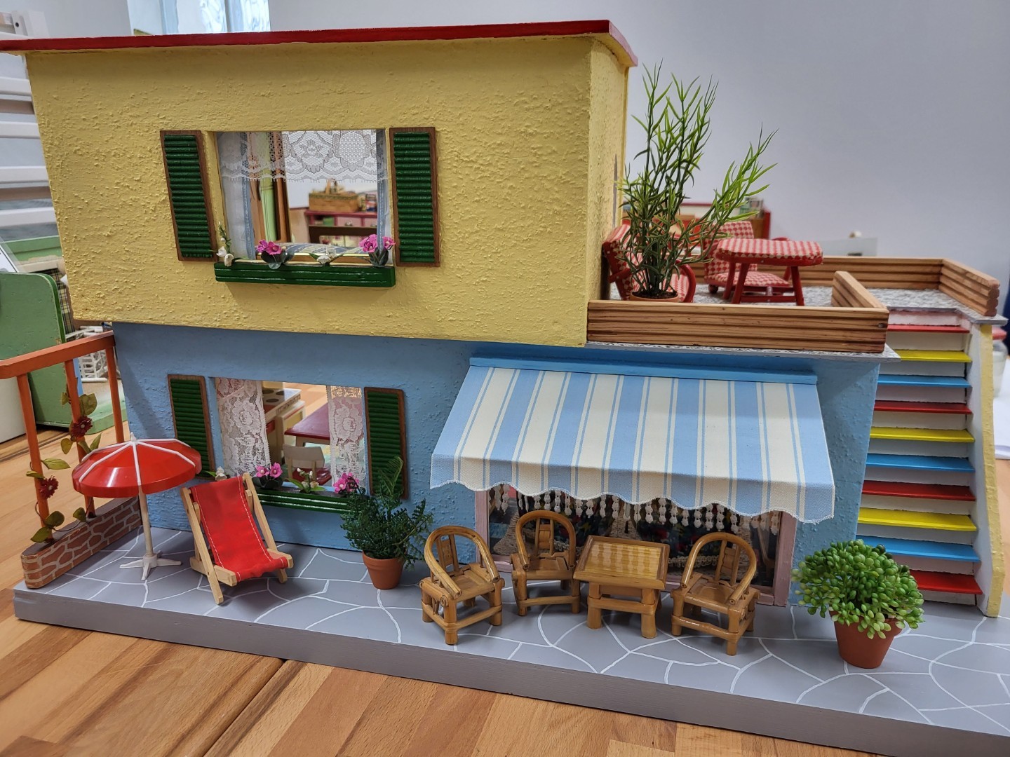 Haus mit bunter Treppe (1)