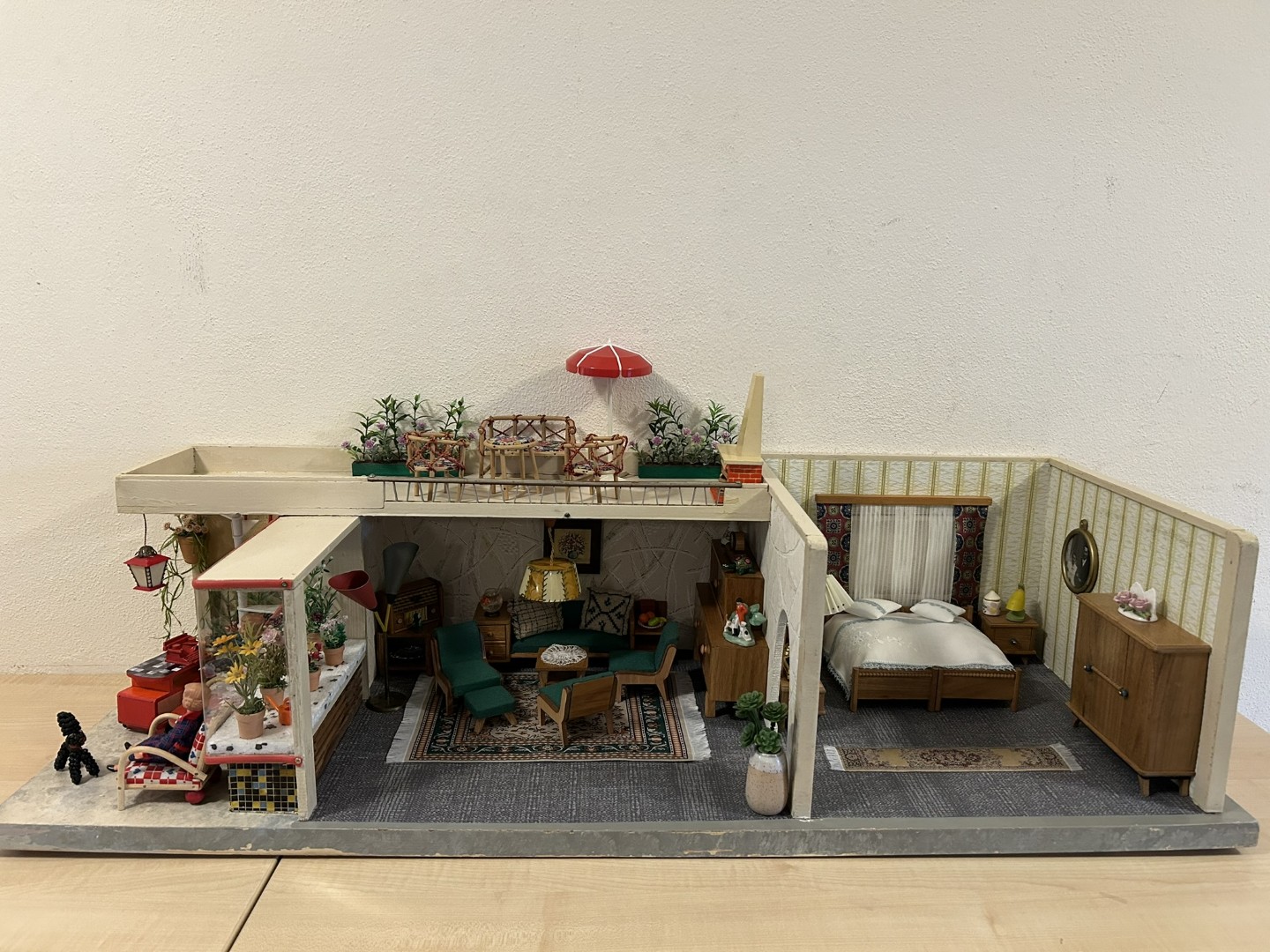Haus mit Dachterrasse und Blumenfenster