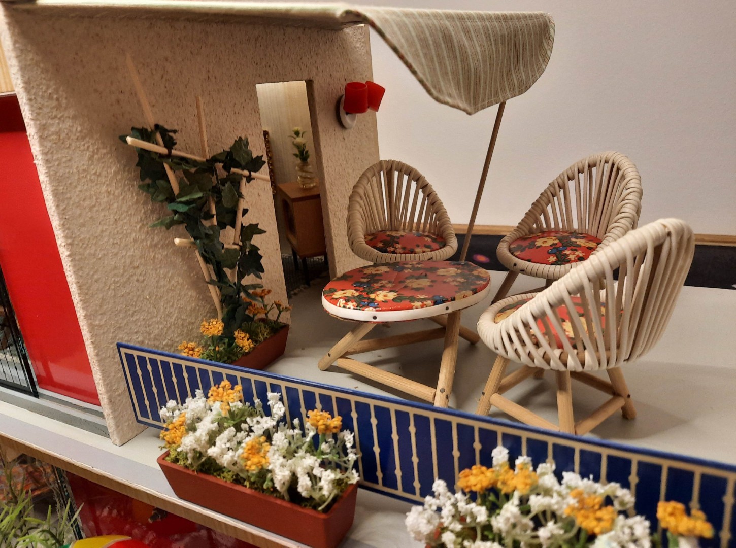 Balkon mit ganz "modernen" Möbeln
