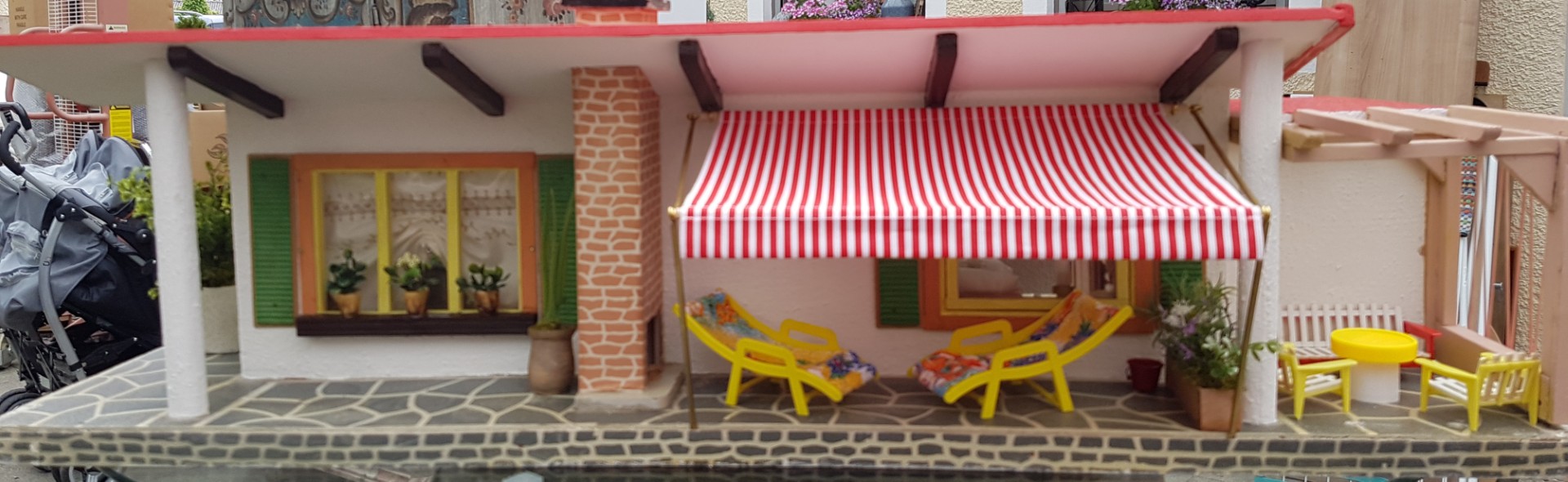 Terrasse auf der Rückseite mit neuer Markise