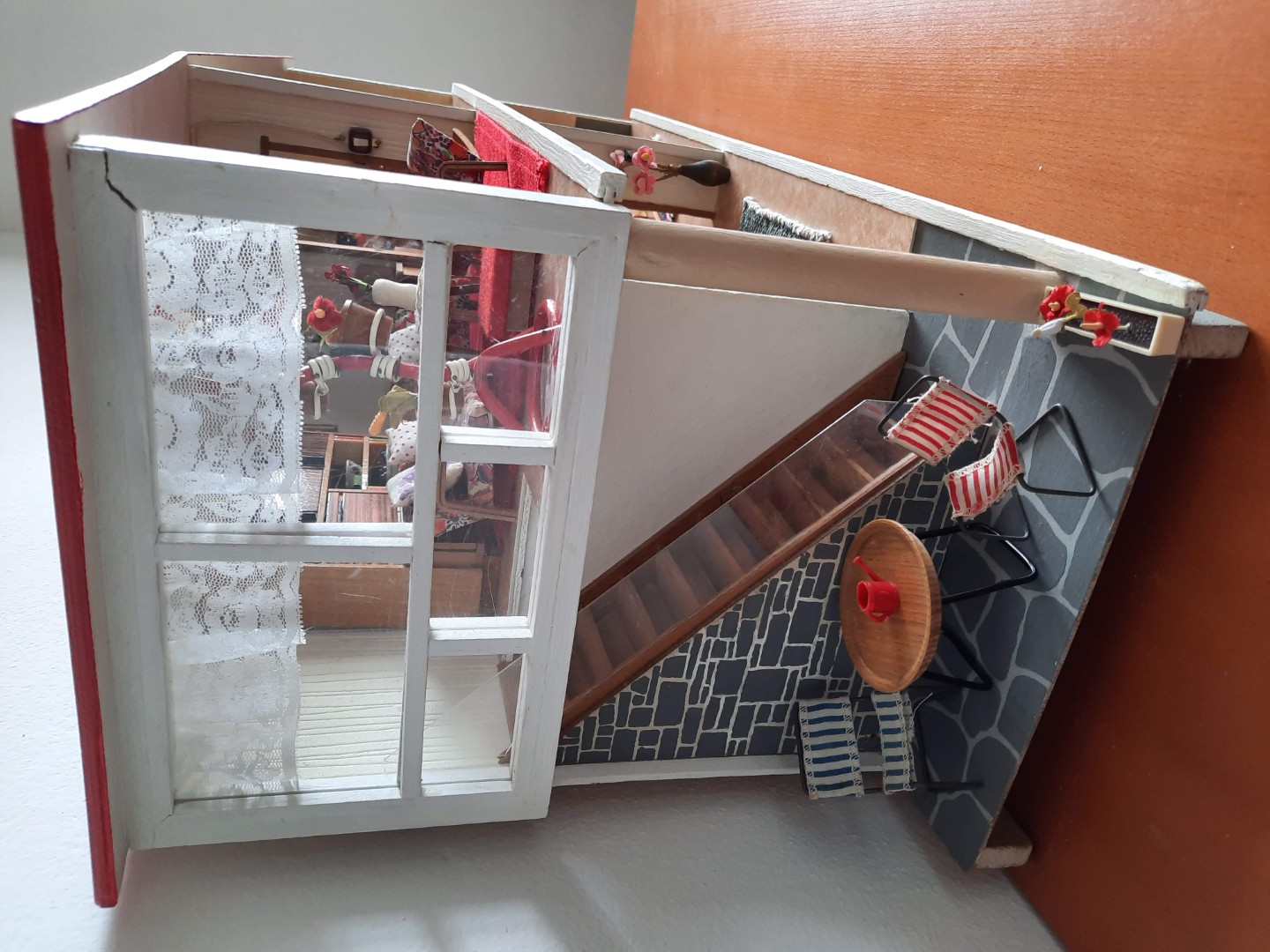 Seitenansicht mit Treppe und großer Fensterfront