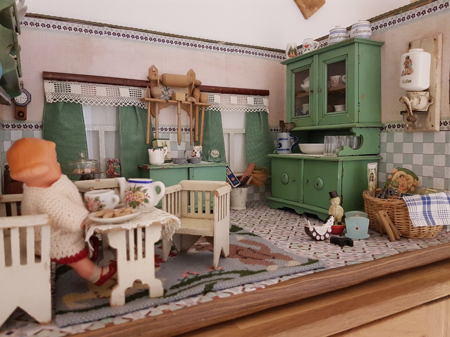 Stube mit Geschirrschrank