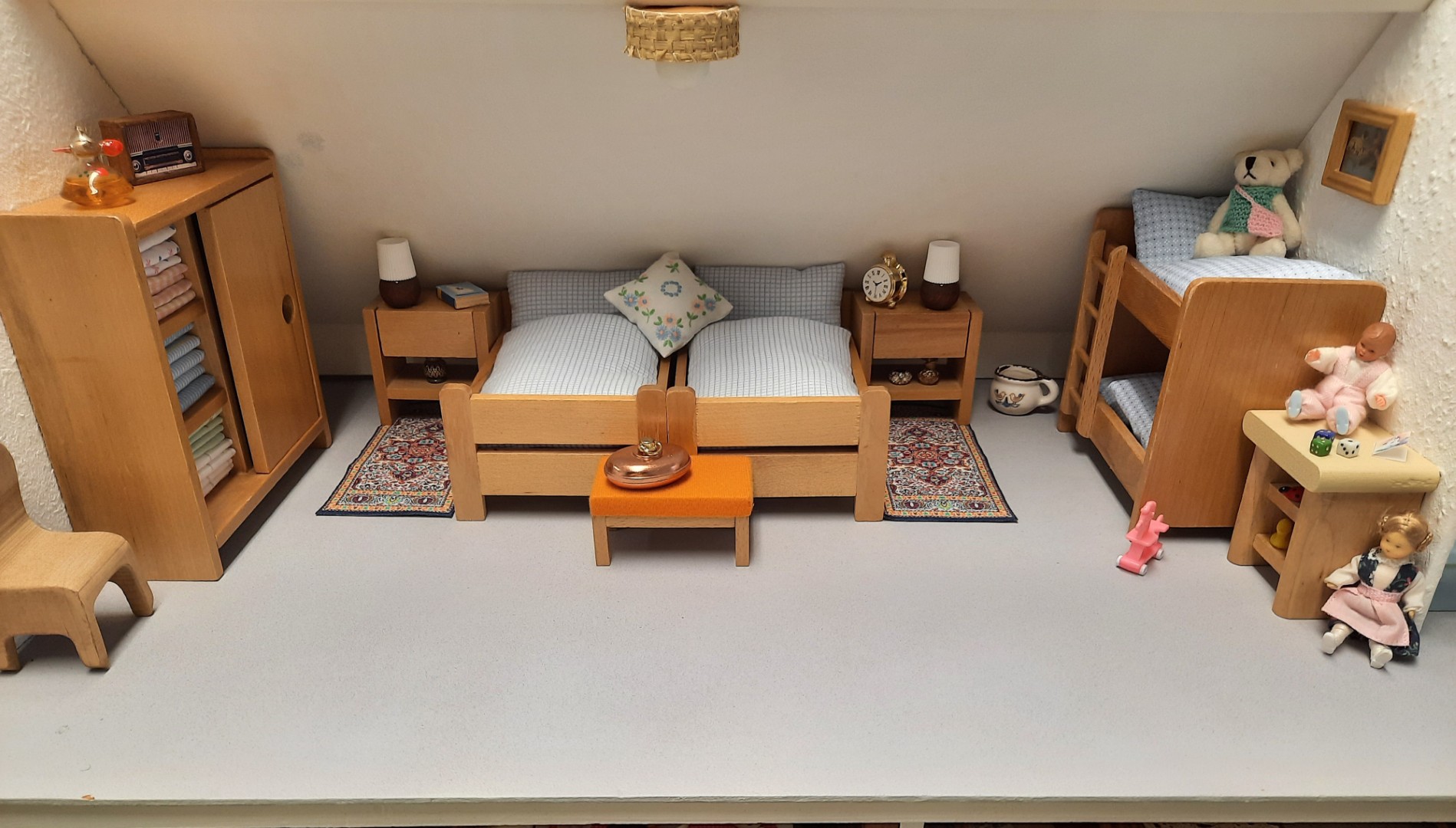 Schlafzimmer mit Kinderecke