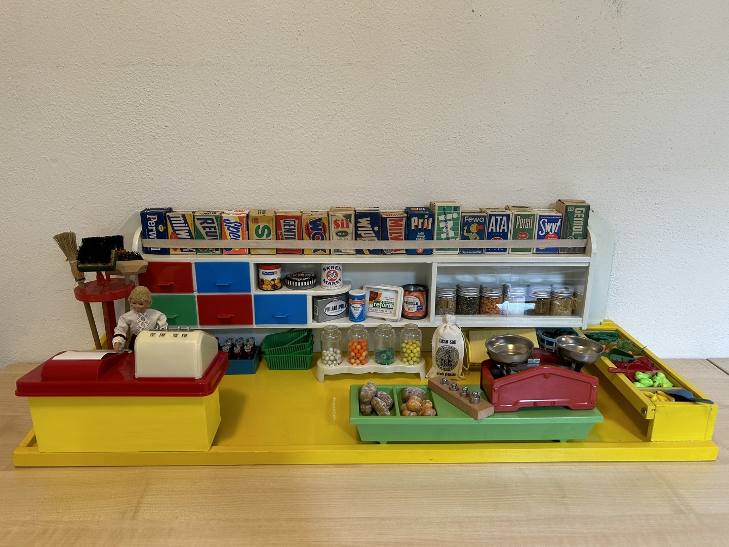 Alter bunter Kaufladen