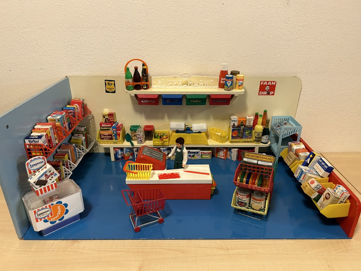Supermarkt mit Laufbandkasse