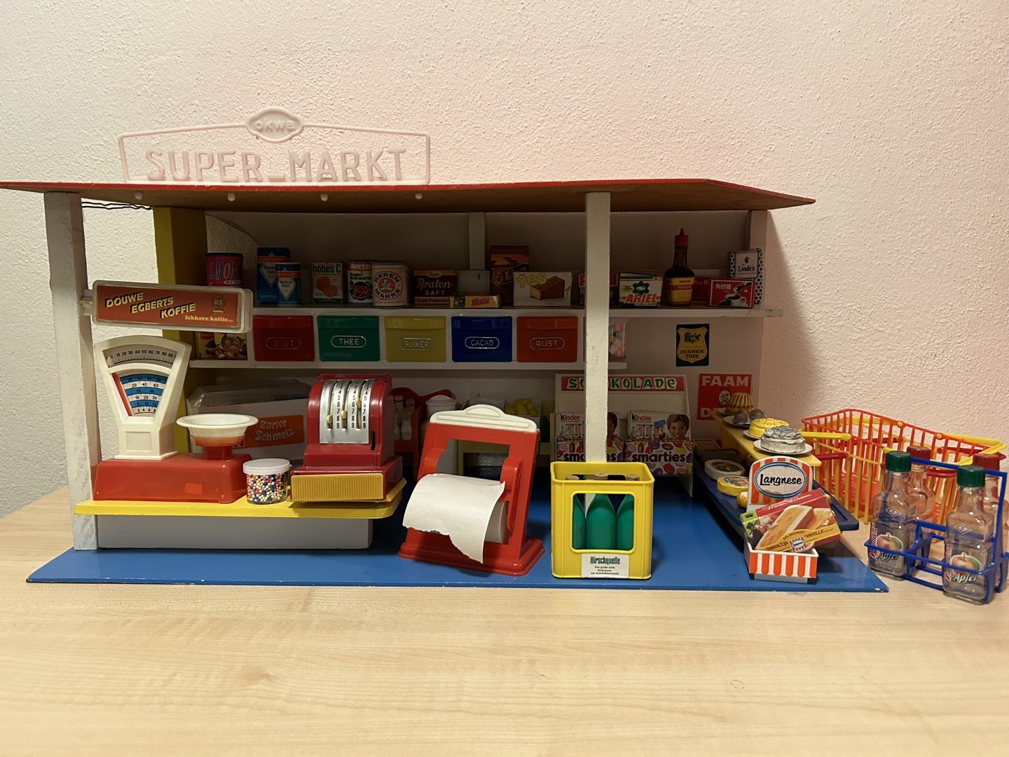 Supermarkt mit Leuchtreklame