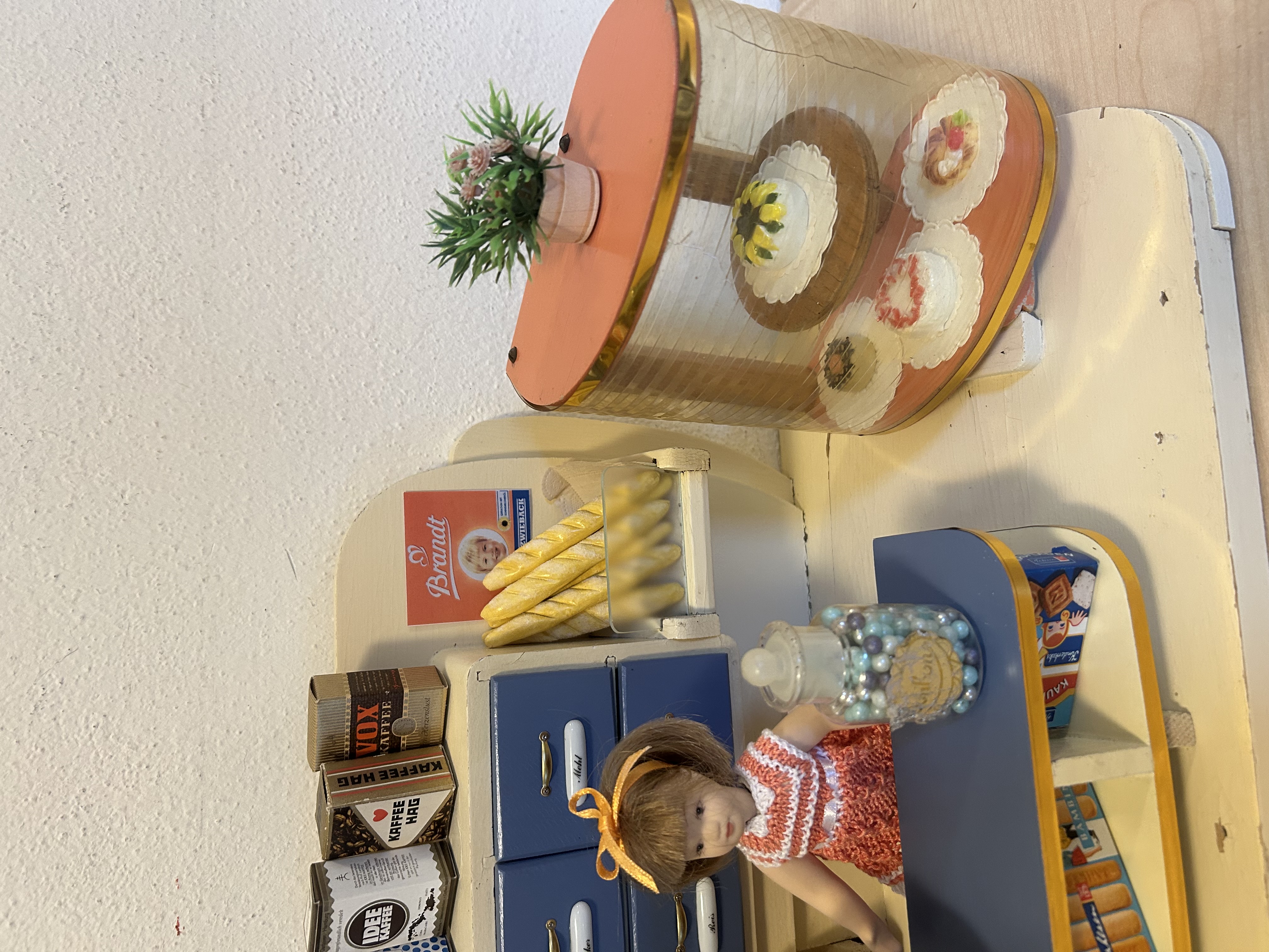 Vitrine mit Torten, hinten Baguettes