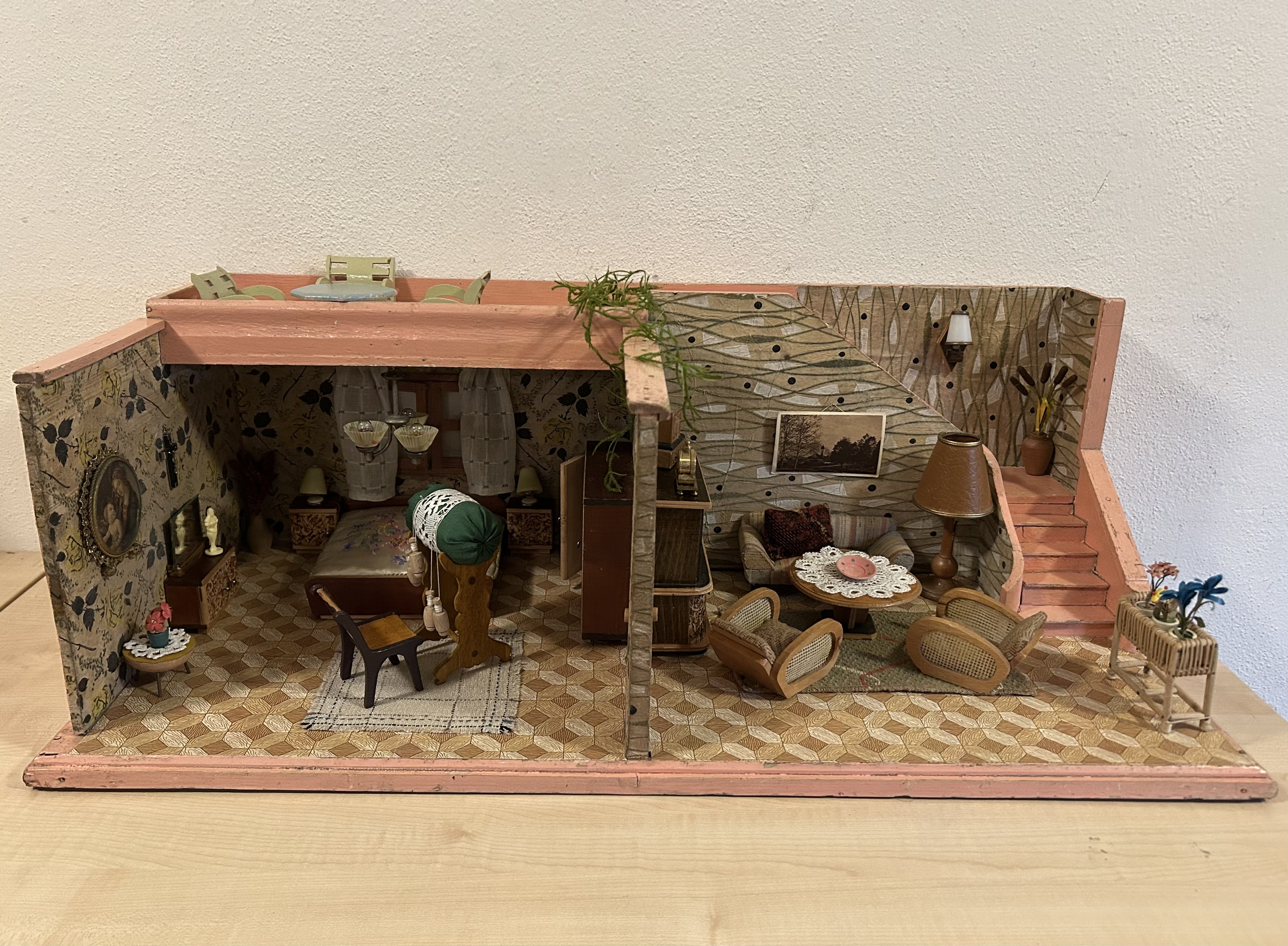 Zwei-Zimmer-Stube mit gewinkelter Treppe