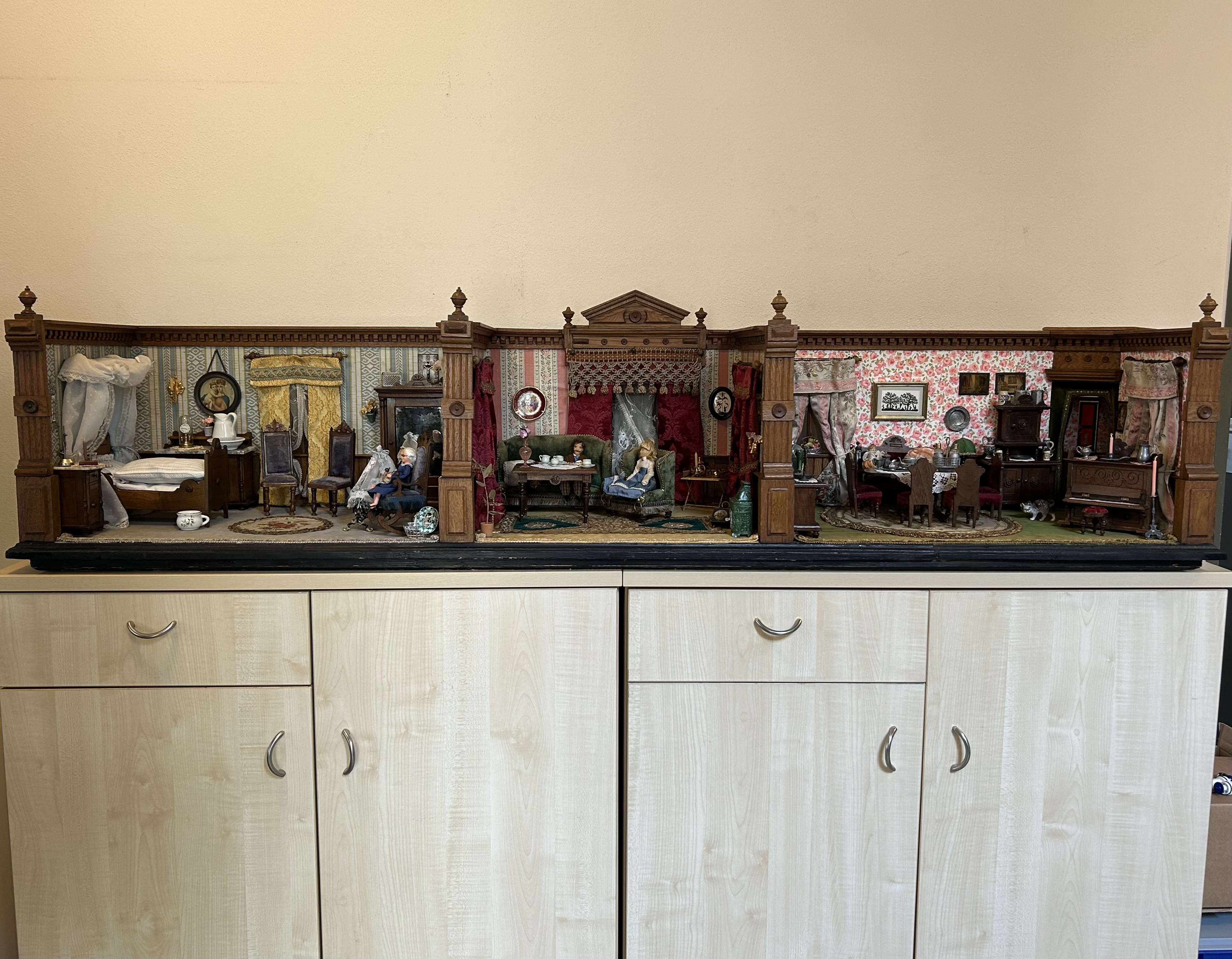 Puppenstube einer Fabrikantenfamilie von 1890